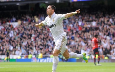 亿德电竞快讯-佐默扑出近距离捅射