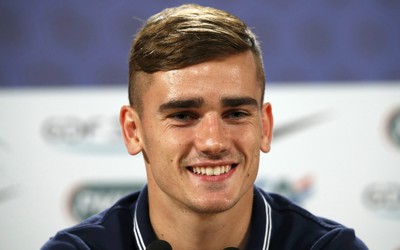 亿德电竞焦点-内马尔被换下球迷鼓掌